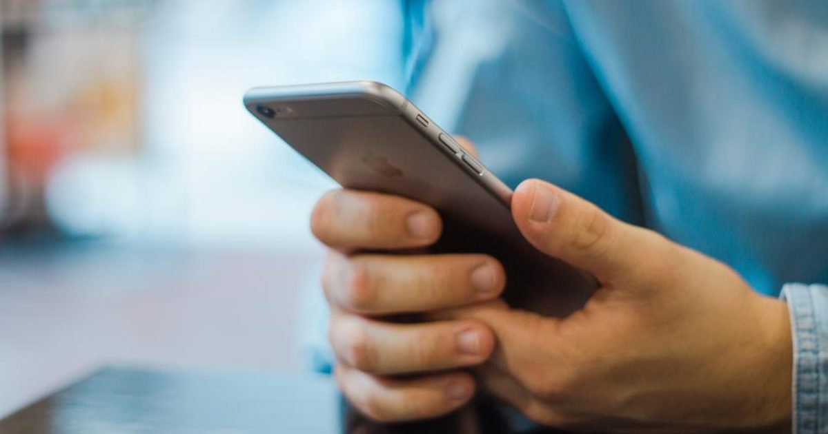 Mano sosteniendo un telefono movil