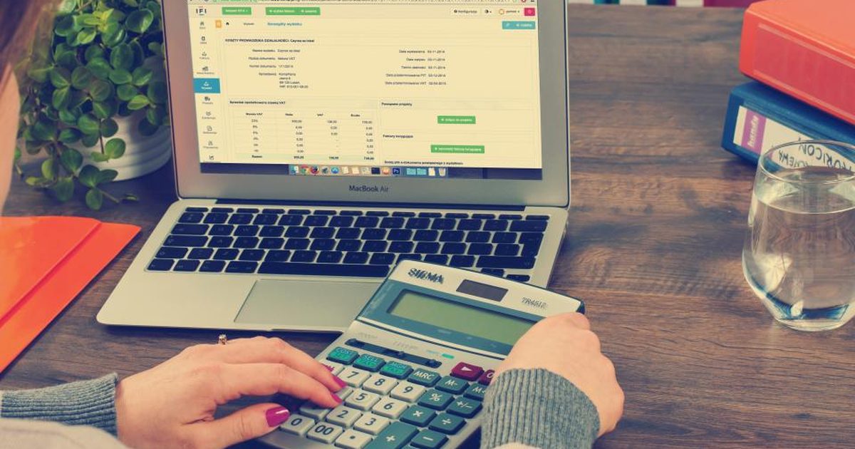 Manos analizando cifras de contabilidad en una laptop