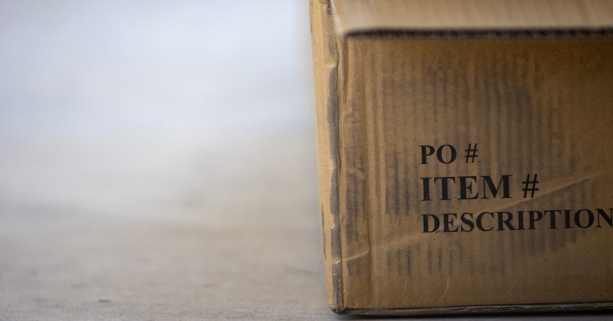 Caja de carton con etiqueta de orden y numero de pedido
