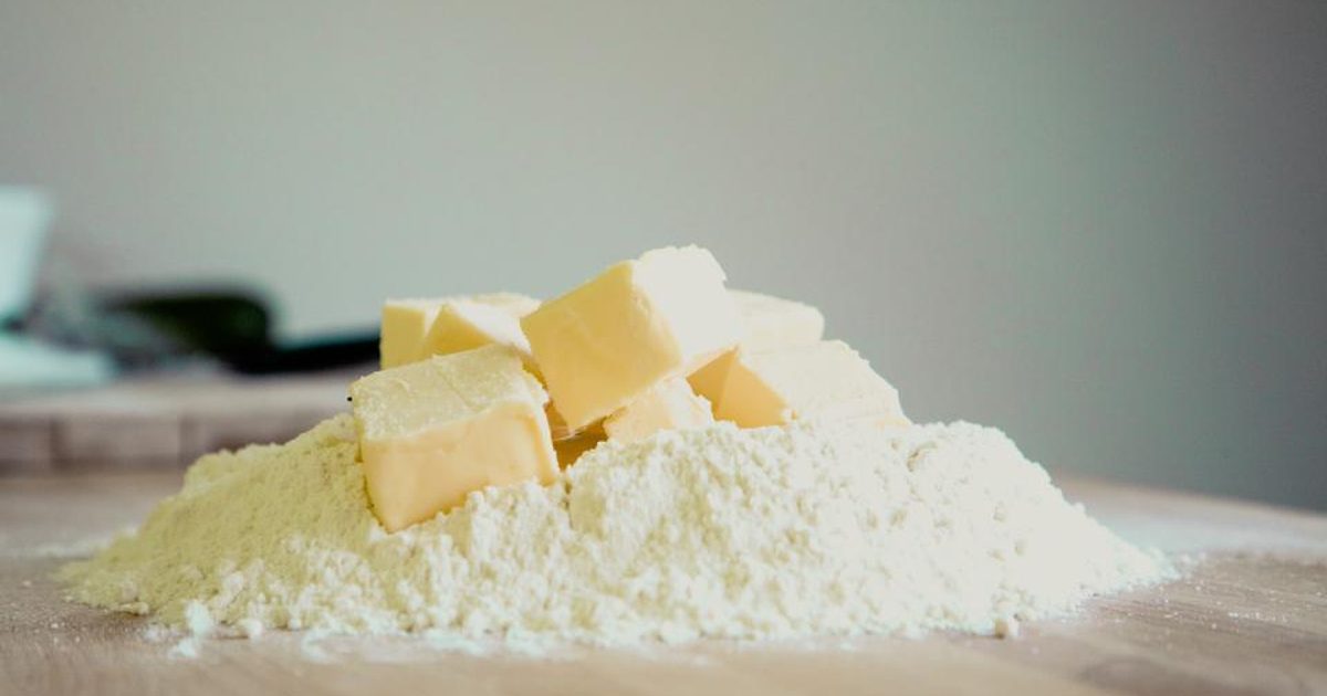 Harina y mantequilla, materia prima de una formula de produccion