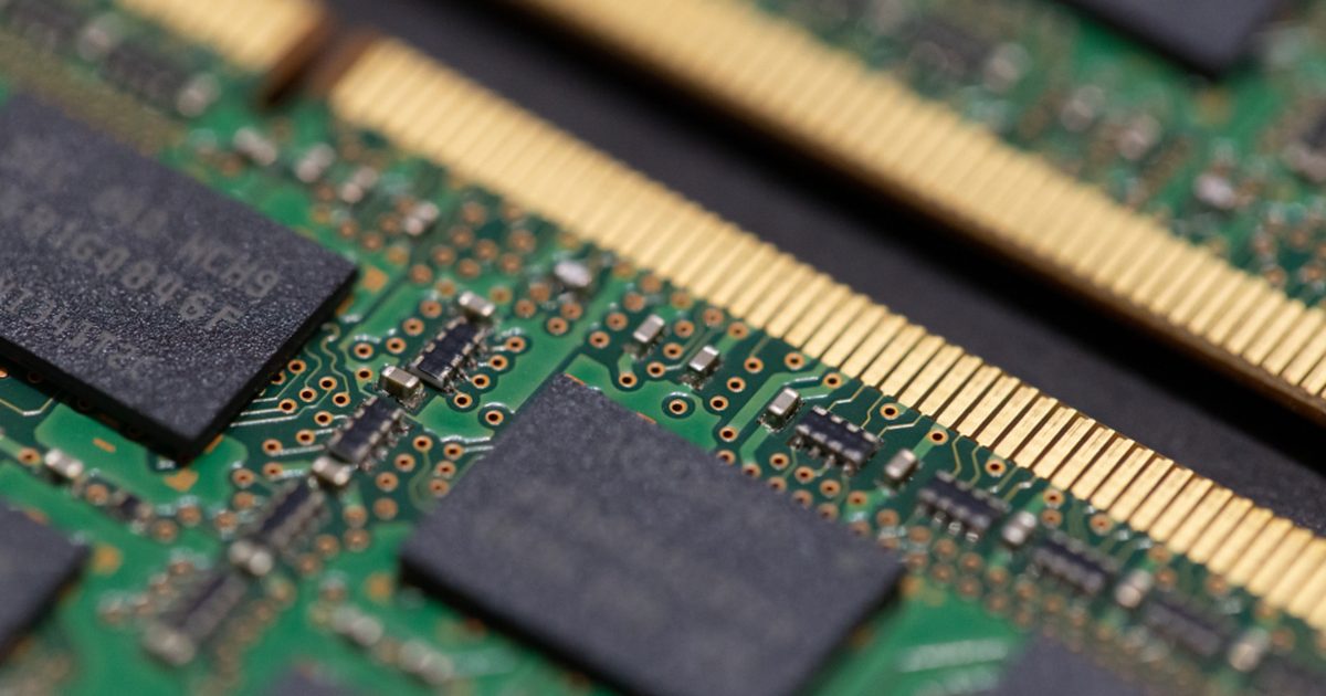 Modulo de memoria en una placa de circuito, base de datos y sistema